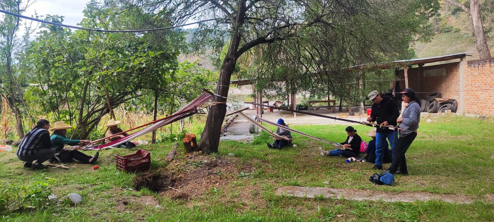 Artesanas peruanas de Manos Andinas tejiendo en telar de cintura, elaborando productos artesanales.
