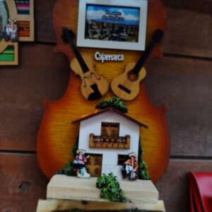 Réplica de violín artesanal para decoración de interiores o colección.