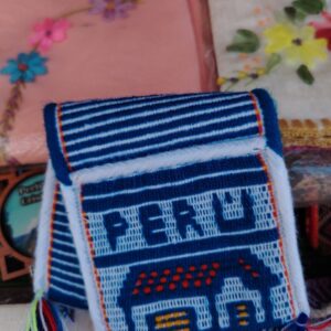 Alforja artesanal de mano con diseño de casa típica y letras "Perú".