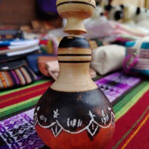 Calabaza ornamental tallada a mano (mate burilado) con escenas costumbristas.