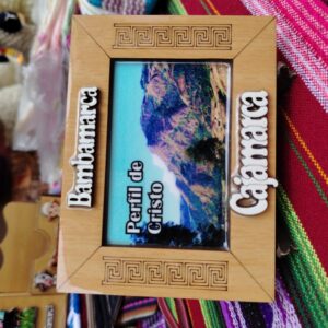 Camino o centro de mesa artesanal con bordados complejos y flecos.