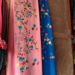 Chal elegante con flores bordadas a mano y detalles de flecos largos.