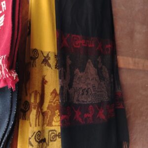 Chal ligero con patrones geométricos y colores contrastantes.