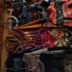 Sudaderas o chompas tejidas con iconografía tradicional y cuello redondo.