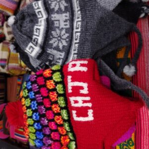 Gorro tradicional chullo de tamaño grande con orejeras y diseño étnico.