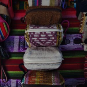 Variedad de monederos bombón con diferentes tejidos y texturas artesanales.