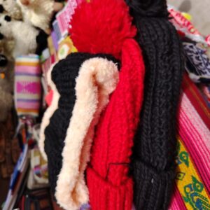 Set de invierno que incluye gorro tejido y cuello infinito a juego.