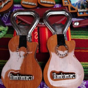 Destapadores de botellas con mango de madera tallado a mano con motivos regionales.
