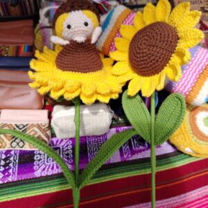 Girasoles de lana hechos con técnica amigurumi, ideales para decoración.