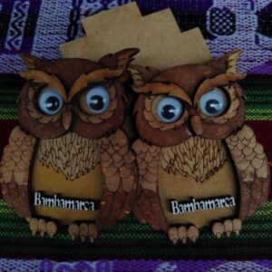 Imán decorativo para refrigeradora en forma de búho con acabados artesanales.