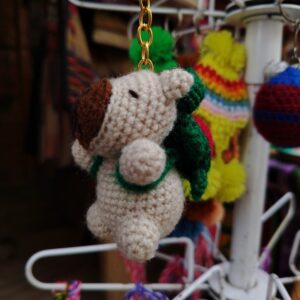 Llavero pequeño de capibara hecho de material suave o tejido artesanal.