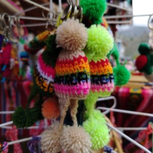 Llaveros miniatura en forma de gorros andinos o chullos de lana.