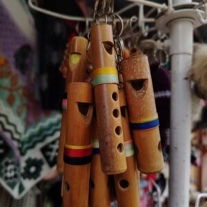 Llaveros miniatura de flautas de pan funcionales hechas de caña.