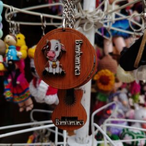 Llaveros de madera con diversas formas talladas y acabado natural.