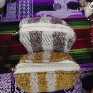 Monedero artesanal de lana con patrones geométricos en beige y café.