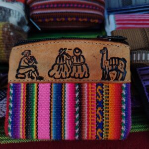 Monedero de cuero con franja de manta tejida, modelo económico y resistente.