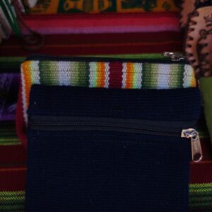 Monedero de lana de alta densidad en color azul profundo con detalles textiles.