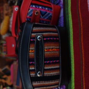 Monedero con forma de pirámide y base reforzada con motivos étnicos.