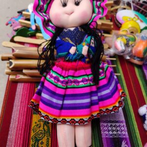 Muñeca artesanal de tela con vestido colorido y detalles de encaje.