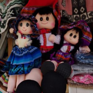 Muñecas artesanales de gran tamaño con vestidos típicos y cabello de lana.