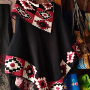 Poncho artesanal de corte clásico, abrigador y con flecos decorativos.