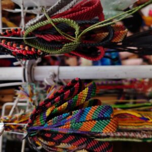 Pulseras artesanales de la región.