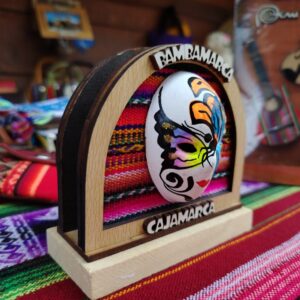 Servilletero artesanal hecho de madera con motivos regionales calados.
